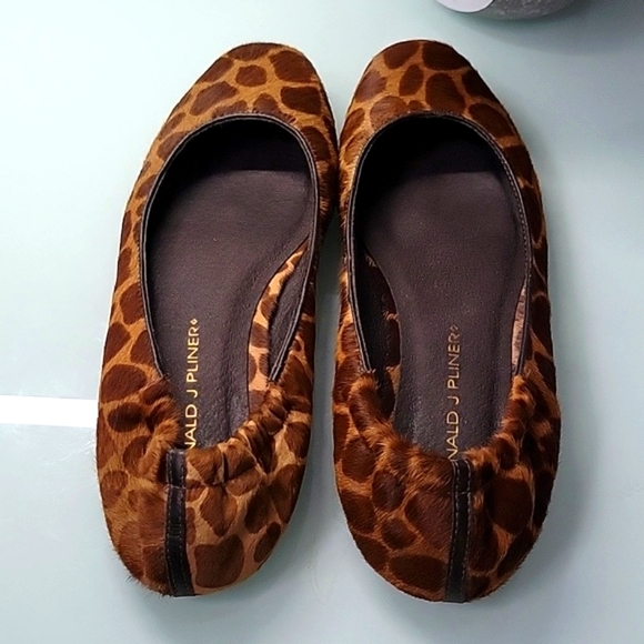 Donald J. Pliner Giraffe Print Calf Hair Ballet Flats 6.5 - Picture 2 of 5